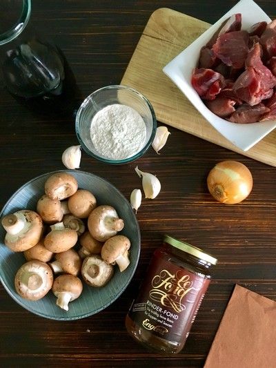 Zutaten für Boeuf Chasseur mit Rindfleisch, Champignons, Zwiebel, Knoblauch, Mehl und Englert Rinderfond